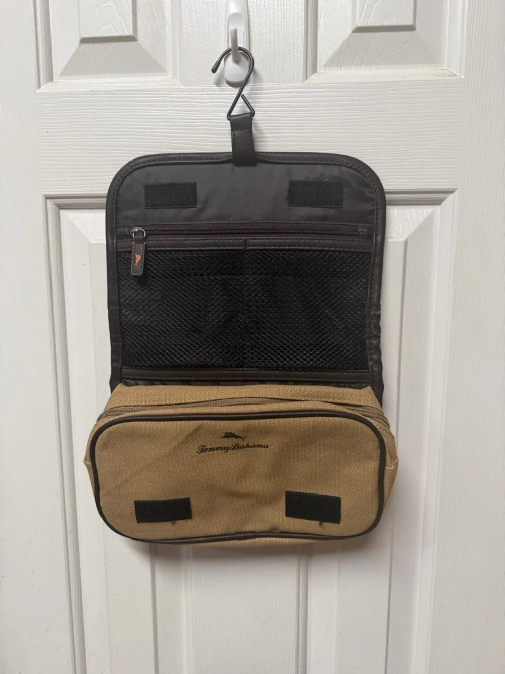 Tommy Bahama Travel Personal Hanging Bag With Multiple Pockets